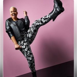 Betsey Johnson Black & White Skull Legging